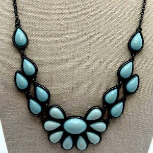 Vintage-Inspired Statement Necklace With Blue Teardrop Stones    M76